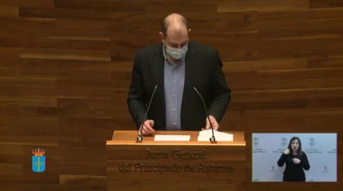 El diputado del Grupo Parlamentario Socialista en la Junta General Luis Ramón Fernández, durante su intervención en el pleno monográfico sobre la industria asturiana.