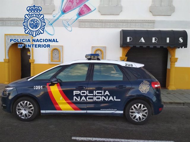 Un coche de Policía Nacional frente al club 'París'