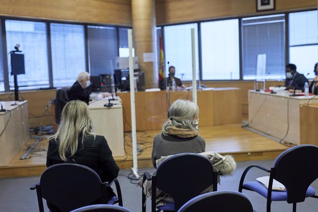 Ascensión D. y su hija, Ana Q, sentadas en el banquillo de los acusados para declarar en el Juzgado de lo Penal número 17 de Madrid (España).