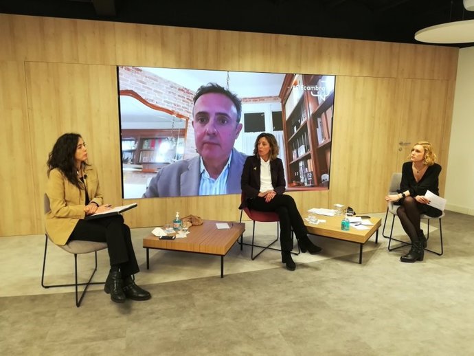 La candidata del PDeCAT a las elecciones del 14F, ngels Chacón, interviene en la conferencia 'Empresa y economía a debate' de la Cámara de Barcelona junto a la vicepresidenta de la Cámara, Mnica Roca, y la periodista Magda Gregori.