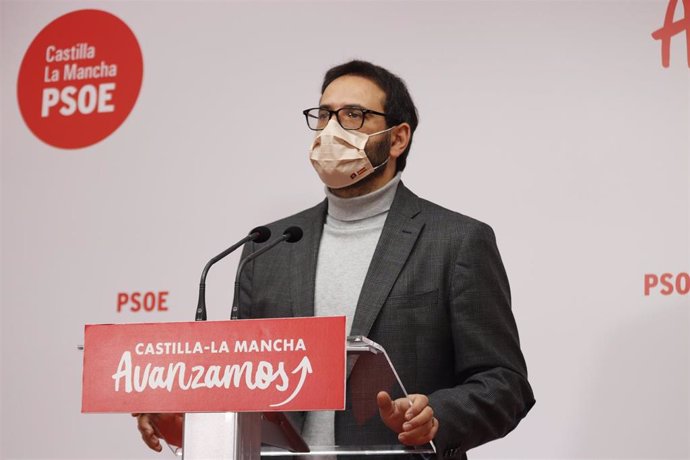 El secretario de Organización del PSOE C-LM, Sergiio Gutiérrez, en rueda de prensa.