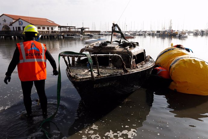 La directora general del Mar Menor, Miriam Pérez, ha visitado las labores de retirada de barcos abandonados, varados, hundidos o semihundidos en el club náutico mar menor en Los Alcázares