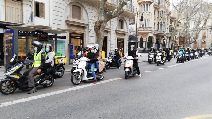 Manifestación motorizada en Palma contra el último borrador de la 'Ley de riders', a su paso por Plaa del Mercat.