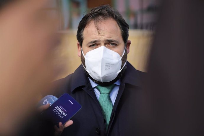 El presidente del PP de Castilla-La Mancha, Paco Núñez, atiende a los medios desde Cuenca