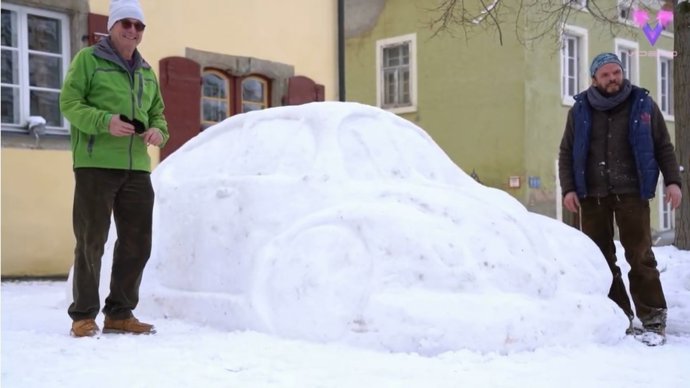 Este hombre de 67 años y unos vecinos construyen un coche en la entrada de su casa con la nieve que le mandó quitar su mujer