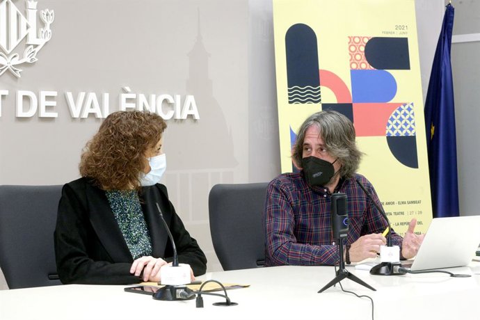 La edil de Acción Cultural en Valencia, Maite Ibáñez, y el coordinador artístico del Teatro El Musical (TEM) de la ciudad, Juanma Artigot, presentan la nueva programación del recinto.