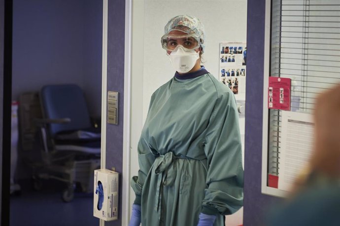 Una enfermera protegida durante su jornada laboral.