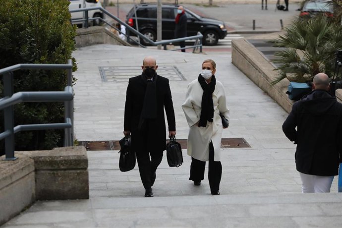 La expresidenta de la Comunidad de Madrid Cristina Cifuentes acompañada de su abogado, José Antonio Choclán.