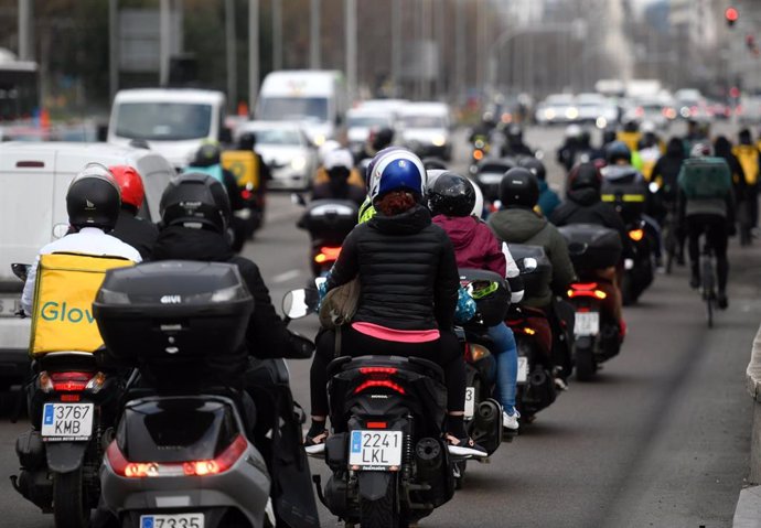 Convocados por Repartidores Unidos y APRA, varios repartidores realizan una pitada en sus vehículos en el Paseo de la Castellana, en Madrid (España), a 4 de febrero de 2021. La concentración, que se repite en diez ciudades españolas se realiza en contra