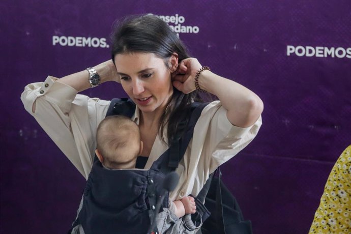 La ministra de Igualdad y dirigente de Podemos, Irene Montero, con su hija durante una reunión del Consejo Ciudadano Estatal del partido.