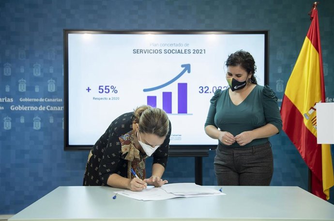 La consejera de Derechos Sociales del Gobierno de Canarias, Noemí Santana, y la presidenta de la Fecam, Mari Brito, en la firma del plan concertado de servicios sociales