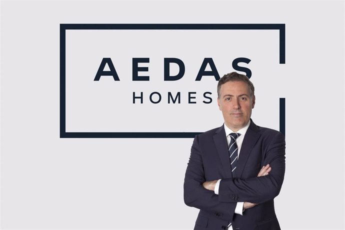 El consejero delegado de Aedas Homes, David Martínez, posa delante del logo de la empresa