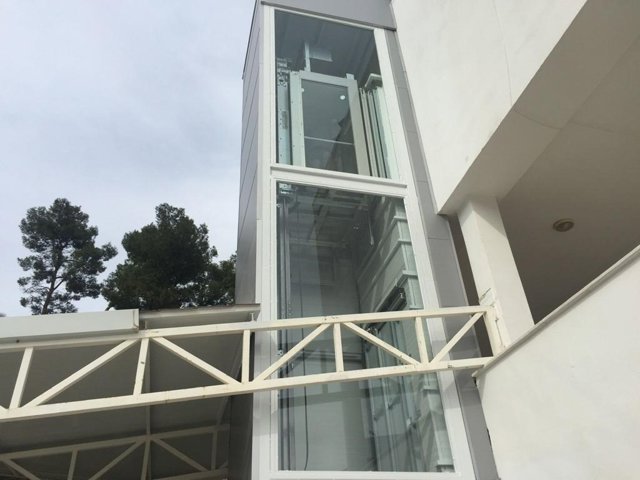 Ascensor instalado en el consultorio de Quesada.