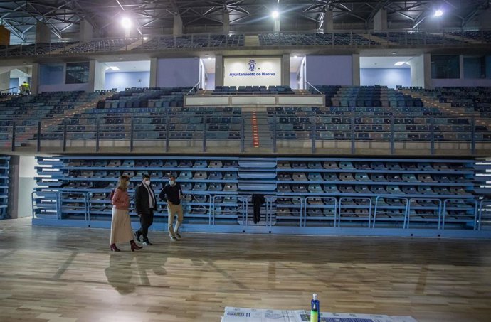 Visita del alcalde de Huelva, Gabriel Cruz, a las obras del Palacio de Deportes 'Carolina Marín'.