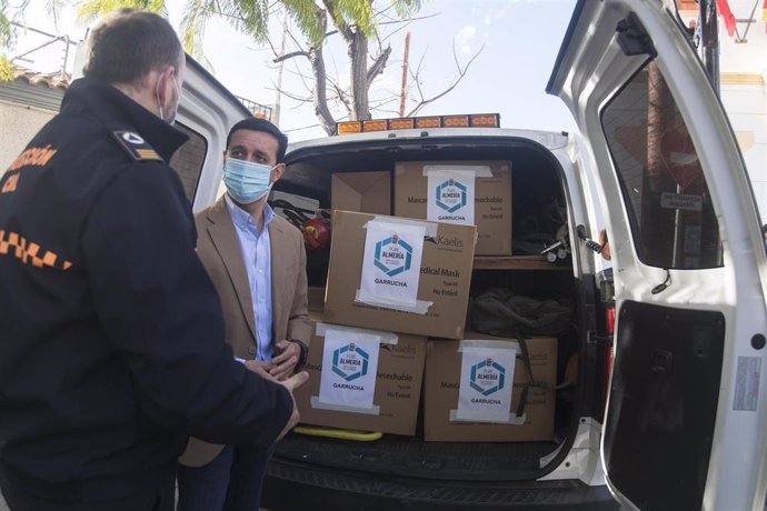 El presidente de la Diputación de Almería hace entrega de 5600 mascarillas a Francisco Reyes, alcalde de Los Gallardos.