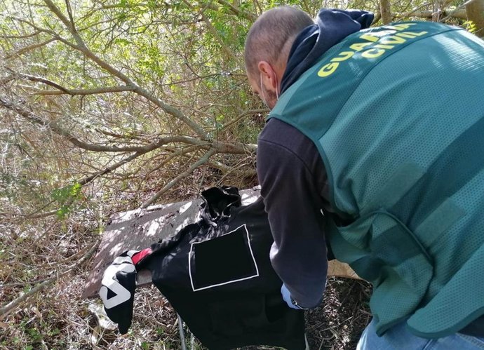 Un guardia civil examina una pieza de ropa que pertenecería al presunto agresor sexual de Felanitx.