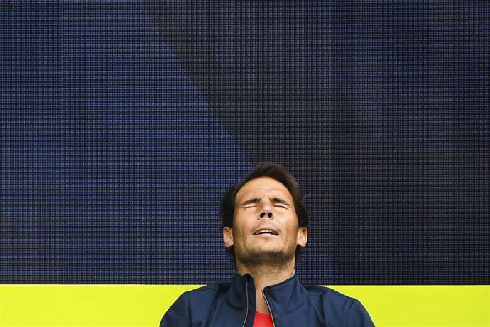 Rafael Nadal se lamenta en el banquillo durante la primera jornada de la Copa ATP 2021