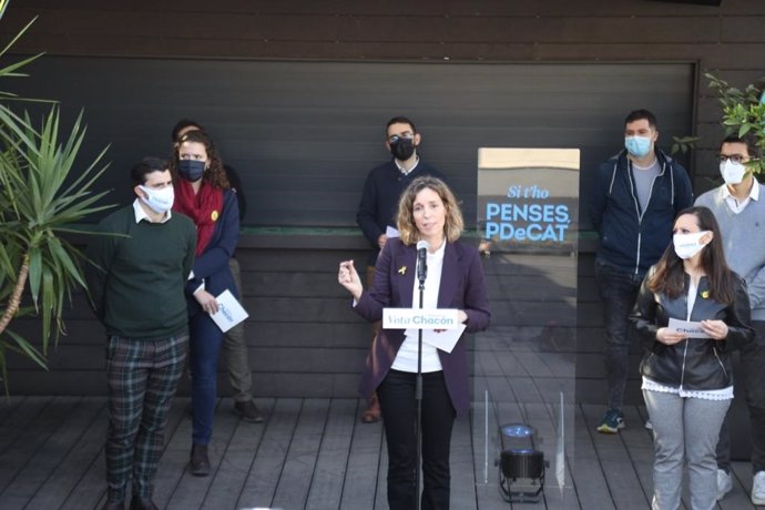 La candidata del PDeCAT a las elecciones del 14F, ngels Chacón, junto a jóvenes del Frum Demcrata en un acto en Barcelona.