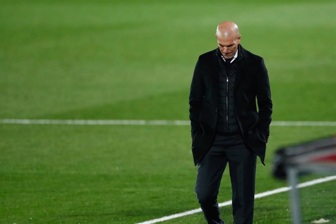 Zinédine Zidane camina preocupado por la zona técnica durante un partido del Real Madrid