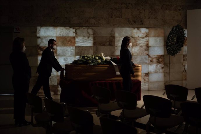 Entrada de un féretro a la sala de ceremonias de Les Corts durante un funeral, en Barcelona.