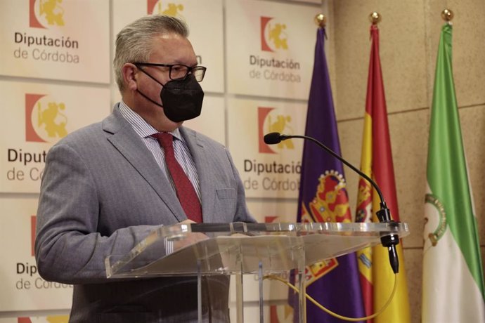 El portavoz socialista en la Diputación de Córdoba, Esteban Morales, en una reciente rueda de prensa.