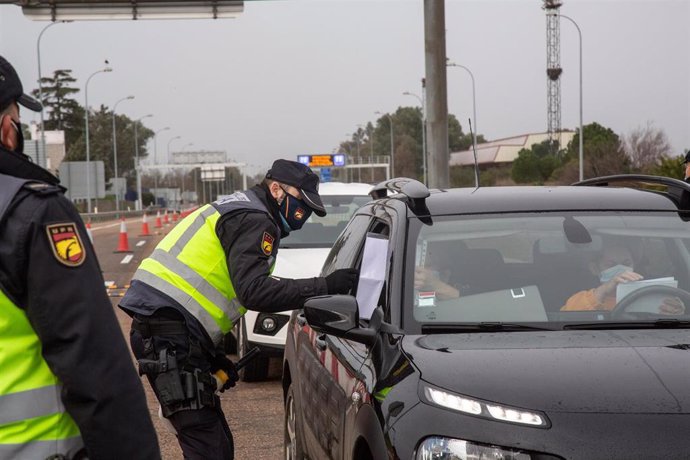 Dos agentes de la Policía Nacional piden la documentación a un vehículo en un control, en la frontera portuguesa de Caya