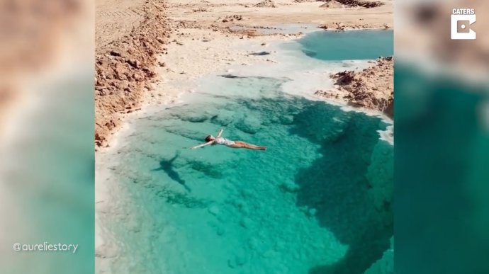 Así es nadar en la piscina de un oasis en mitad del desierto de Egipto