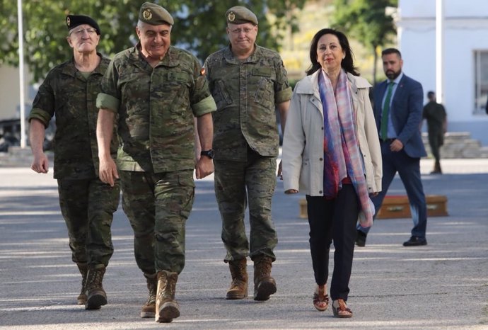 La ministra de Defensa, Margarita Robles, junto al Jefe de Estado Mayor del Ejército de Tierra (JEME), general Varela Salas