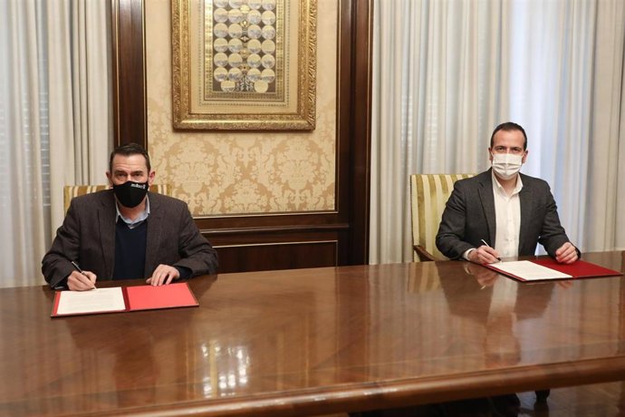 El director general de Comunicación y Relaciones Institucionales, Pablo Roncal (izquierda) y el director de Navarra TV, Roberto Cámara (derecha).