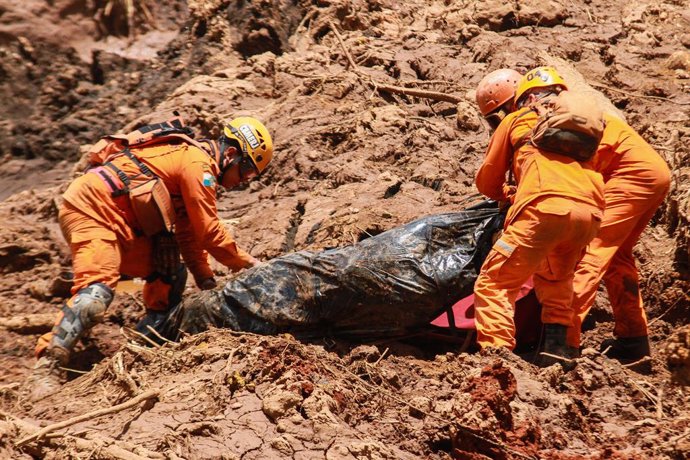 Trabajadores de rescate durante la ruptura de una presa en el municipio brasileño de Brumadinho