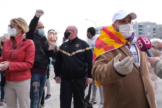 Víctor Sánchez atendiendo a los medios en la protesta del pasado sábado.