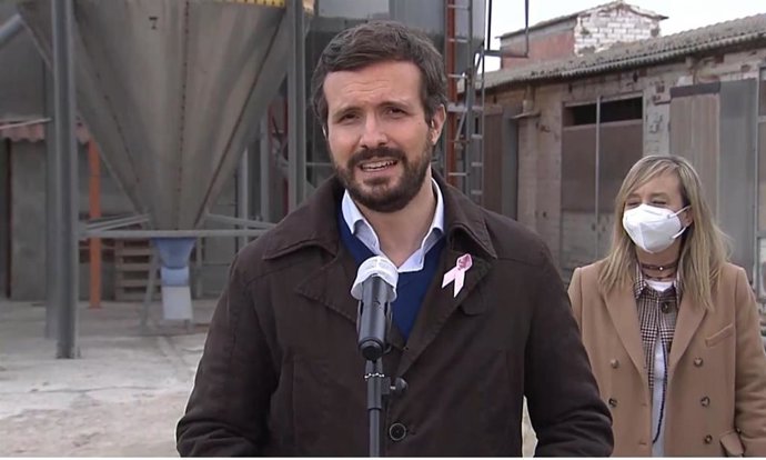 El presidente del PP, Pablo Casado, y la candidata al 14F por Lleida, Marisa Xandri, en un acto en Castellnou de Seana (Lleida)