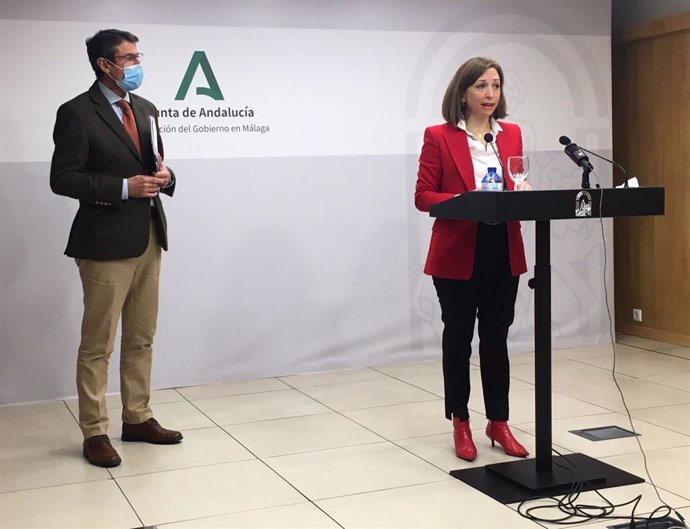 La delegada del Gobierno andaluz en Málaga, Patricia Navarro, junto al delegado territorial de Agricultura, Ganadería y Pesca, Fernando Fernández Tapia-Ruano.