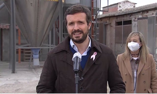 El president del PP, Pablo Casado, i la candidata del pròxim 14-F per Lleida, Marisa Xandri, en un acte a Castellnou de Seana (Lleida)