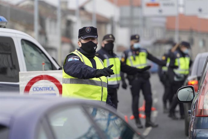 Varios de los agentes de la Policía Local realizando un control de movilidad en la salida de Santiago de Compostela hacia la carretera de Ourense, en el barrio de Castiñeiriño, en Santiago de Compostela.