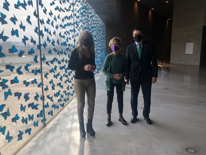 La artista Soledad Sevilla con la consejera de Cultura y Patrimonio Histórico de la Junta de Andalucía, Patricia del Pozo, y el alcalde de Córdoba, José María Bellido, ante su obra 'El tiempo vuela' en el C3A.