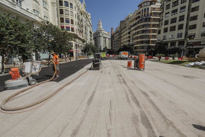 Obreros trabajan en las obras de la plaza del Ayuntamiento de Valencia