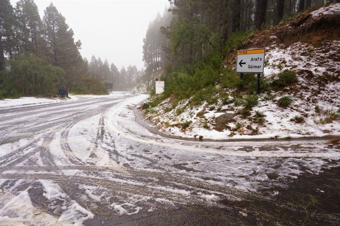 Carretera de acceso al Parque Nacional del Teide