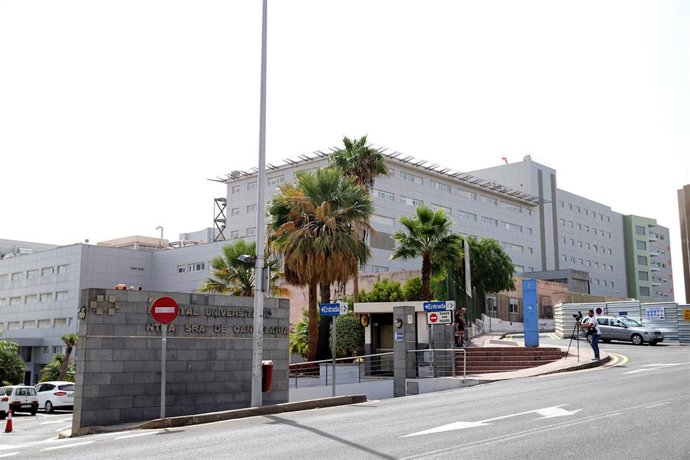 Entrada y fachada del Hospital de Nuestra Señora de la Candelaria (Santa Cruz de Tenerife)