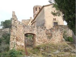 Vista del castillo de Gelida desde el acceso del cementerio./ Generalitat de Catalunya