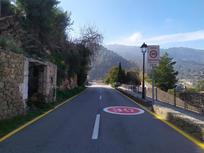 Nueva señalización en la carretera principal de Dei.