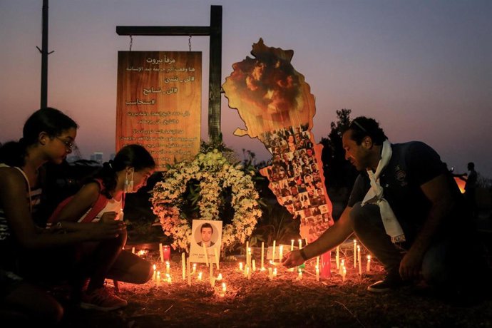 Familiares de las víctimas de las explosiones del 4 de agosto en el puerto de la capital de Líbano, Beirut, durante un acto con motivo del primer mes desde la catástrofe