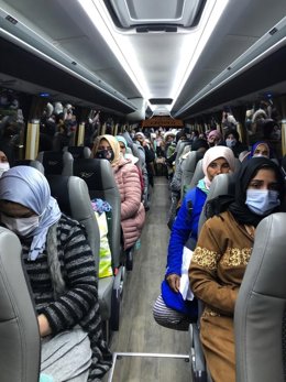 Temporeras del contigente contratado en origen en Marruecos son trasladadas a Huelva desde el Puerto de Algeciras (Cádiz) durante la primera fase.