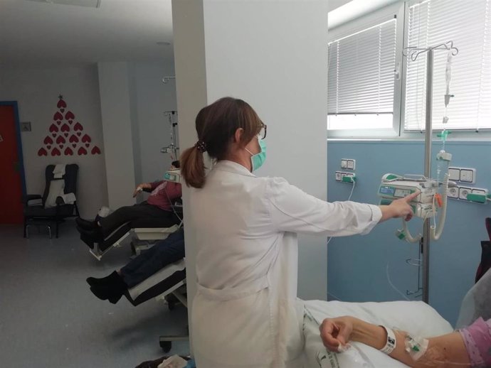 Enfermera administra tratamiento en el Hospital de Día