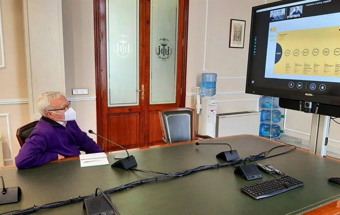 El alcalde, Joan Ribó, en una reuni8ín de Valncia Capital del Diseño 2022