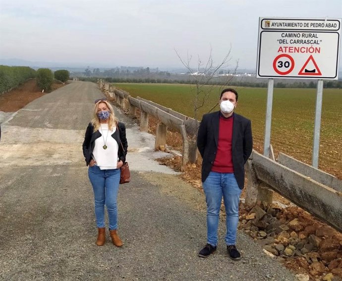 Manuel Olmo y Magdalena Luque en el camino de Pedro Abad donde ha intervenido la Diputación de Córdoba.