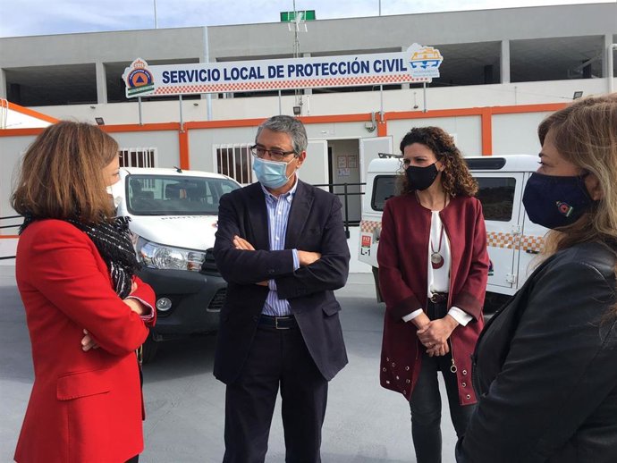 La delegada del Gobierno andaluz en Málaga, Patricia Navarro, junto al alcalde de Rincón de la Victoria (Málaga), Francisco Salado.