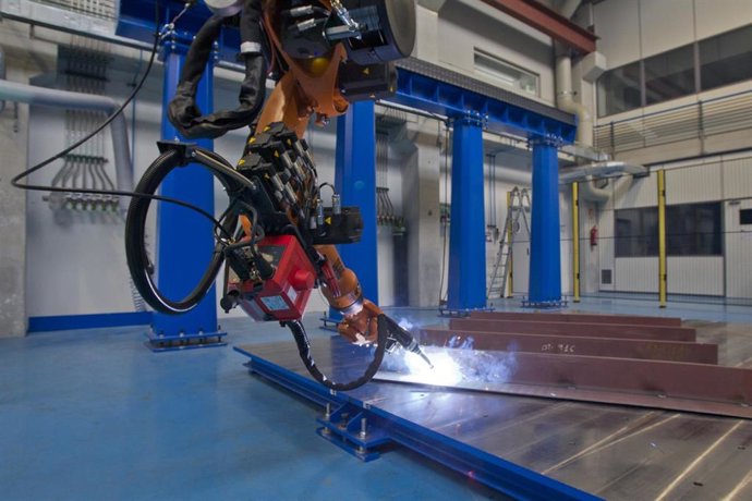 Celda robotizada del proyecto PENELOPE, liderado por AIMEN, para la fabricación digital de piezas de grandes dimensiones.