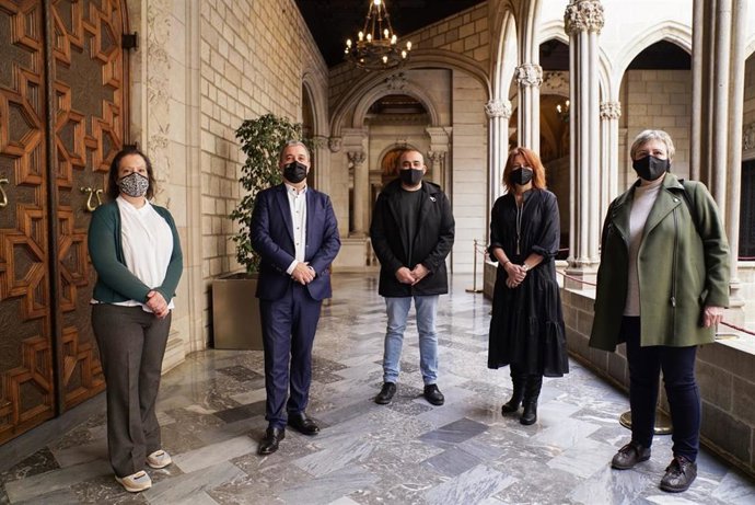 La comisionada de Promoción de la Ocupación de Barcelona, Raquel Gil; el primer teniente de alcalde, Jaume Collboni; el secretario general de CC.OO. Catalunya, Javier Pacheco; la tercera teniente de alcalde, Laia Bonet; y la portavoz de CC.OO. Montse Ro