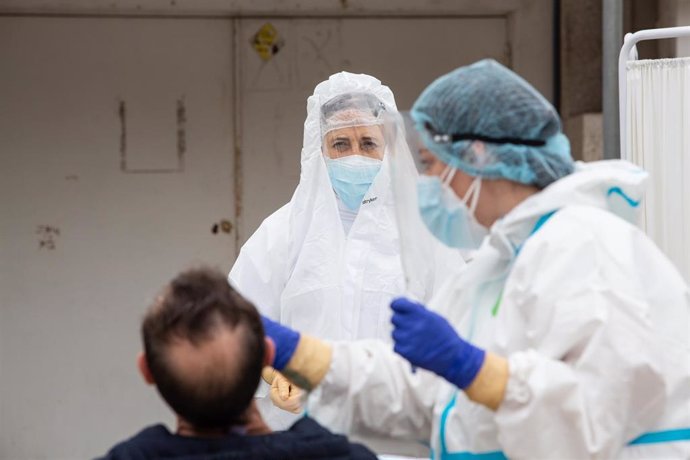 Profesionales sanitarios participan en un cribado masivo de test de antígenosen Badajoz.